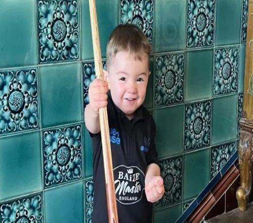 神了！两岁娃还没球桌高，却拿下两个台球世界纪录网友：感觉他能虐我...