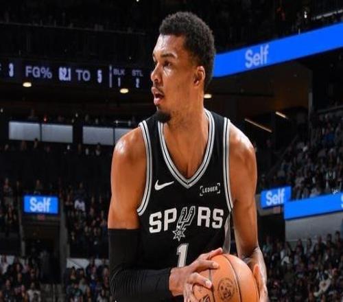 文班亚马：左膝问题不大我几乎要重返比赛被教练组拦下