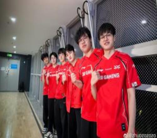 JDG辅助Zhuo赛后晒出全员合照：赢EDG辛苦了兄弟们，下场继续加油