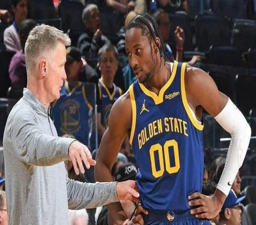 记者：库明加不想让科尔的时间限制影响交易价值，因此最近不出战