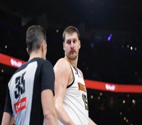 神仙打架！亚历山大三分准绝杀！全场起立欢呼，约基奇绝望离场