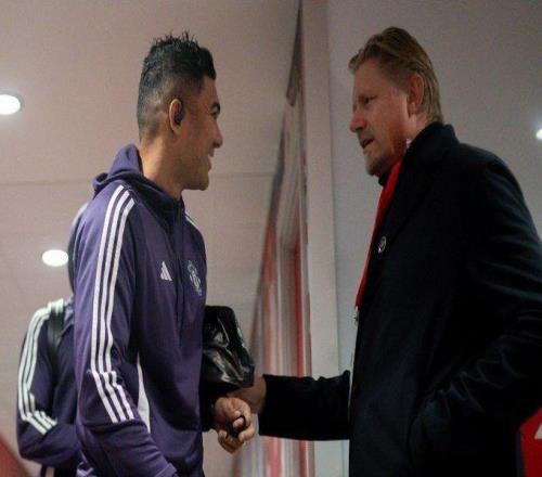 老舒督战！曼联传奇门将舒梅切尔来到通道和曼联众将打招呼