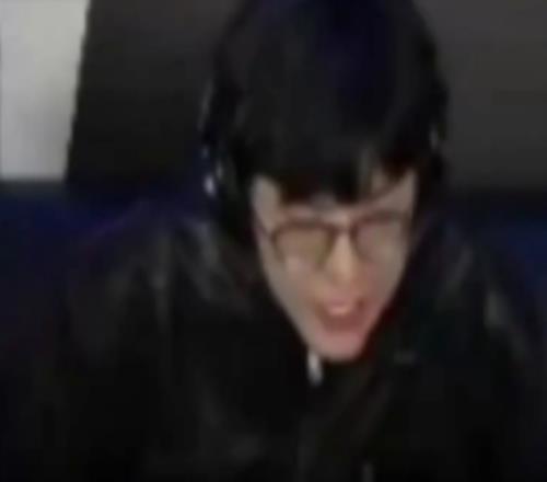 Jiejie：撑过了T1对线还有T1的打团顶住了T1团战还有一手T1奇迹