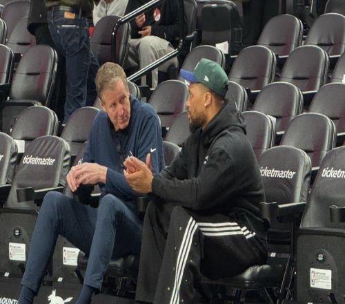 满满的回忆！利拉德和前开拓者主教练斯托茨在场边叙旧