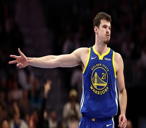 存在感实在是比较有限，勇士内线新星能否保住先发的位置