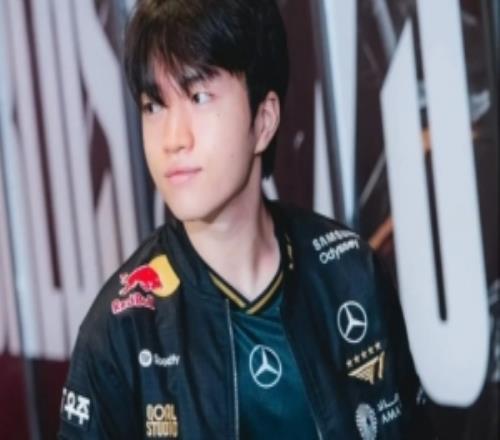 决战在即！赛事官方分享KT、T1队员入场照片