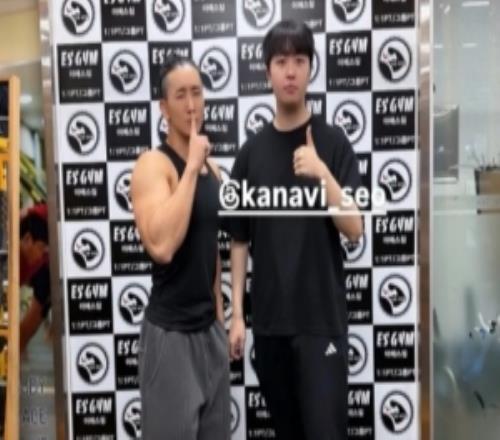 开始健身！Kanavi分享自己在健身房和教练的照片