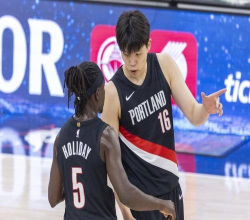 好过分，杨瀚森被爵士5号秀军训遭群嘲，美国球迷让中国杨滚出NBA