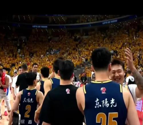 温馨！北京队1球员满面笑容，祝贺张皓嘉他感谢宏远感恩杜锋