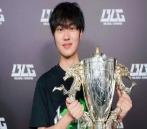 状态越打越差knight从S11的对线领先580经济下滑到今年仅剩237