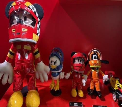 当米奇闯入F1：全新赛车主题形象上海首秀，唯一双IP城市这样“奇速联动”