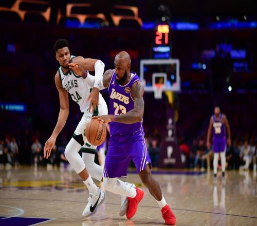 詹姆斯征服字母哥！字母哥：詹姆斯是所有运动员的典范！