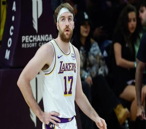 场上效果相当不错，湖人可以考虑让内线新星继续留在轮换阵容中