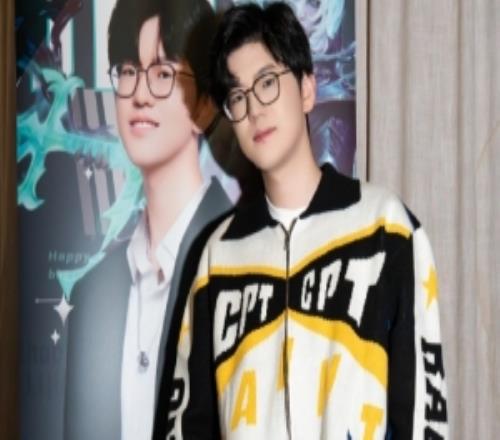 Jiejie晒生日返图：从来不装因为真的帅