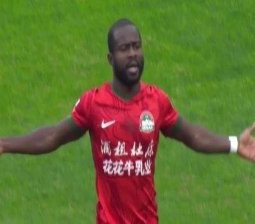 阿奇姆彭迎来中超第200场里程碑，此前199场贡献68球21助