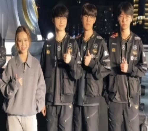 邓紫棋与T1全队合影，紧挨Faker占据C位，表示很开心来唱主题曲