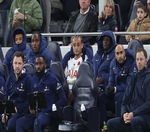 状态低迷，哈维西蒙斯被换上场后又被换下