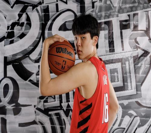 19岁少年让NBA主席肖华干等，杨瀚森选秀现场惊呆全场