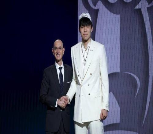 NBA球员杨瀚森：越洋逐梦，以篮球为桥拓维2025