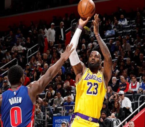 被双杀，湖人遇苦主！东契奇空砍32+7+6，詹姆斯连创3大神迹