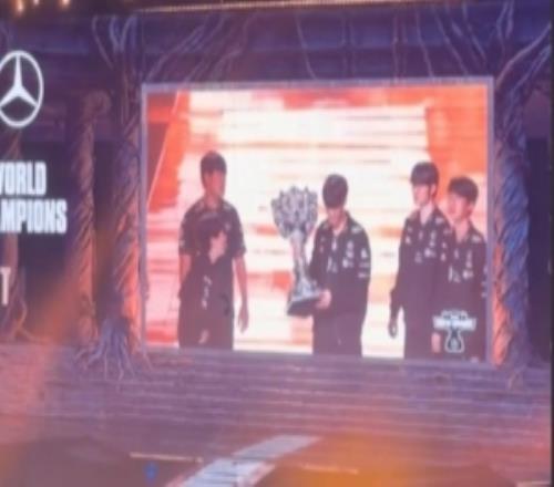 Oner姐姐发布现场观赛照，并配文：历史第一打野