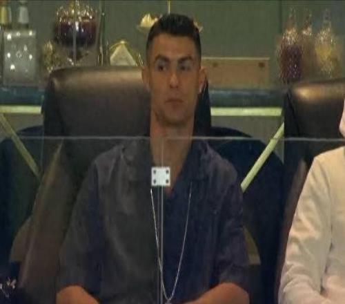 C罗现场目睹皇马负于巴萨，表情全程引关注