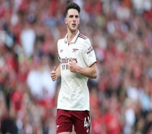 跟队：赖斯随队出征伯恩茅斯，今早也参与了球队赛前散步环节