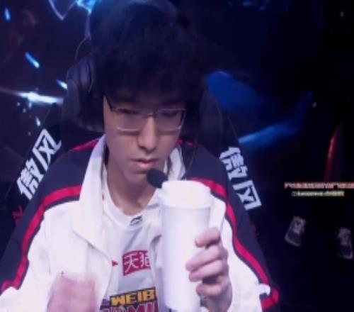 水晶哥：jiejie玩得好累WBG的运营整个团体没问题就对线太软！