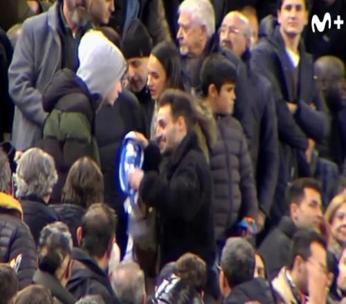 一皇马球迷出现在瓦伦西亚主队看台，遭瓦伦球迷侮辱和吐口水