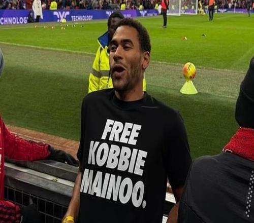 梅努的哥哥现身老特拉福德，衣服上写着“给科比梅努自由”