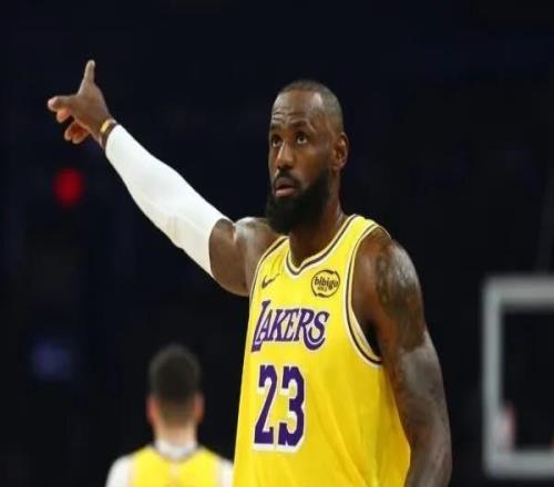 拉拉维亚：看41岁的詹姆斯打球真是享受，他不仅能得分还能串联队友