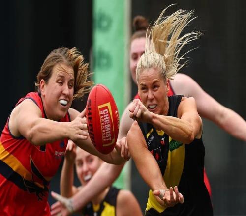 全网好奇，谷爱凌嘴里咬的东西是啥