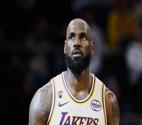 微微发力，詹姆斯15投8中拿下24分，正负值+13