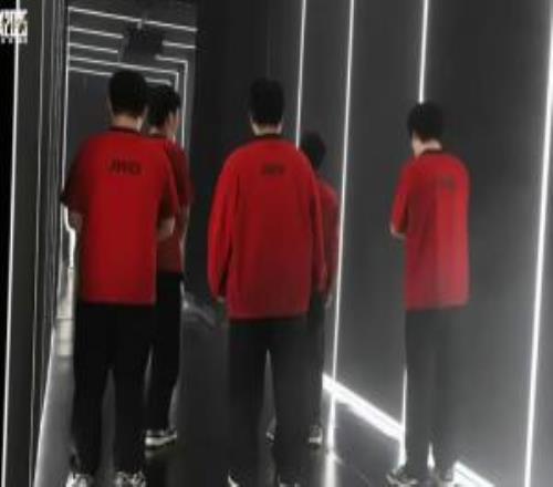 尘埃落定FPX上午将milkyway移出下午就官宣Jiejie加入