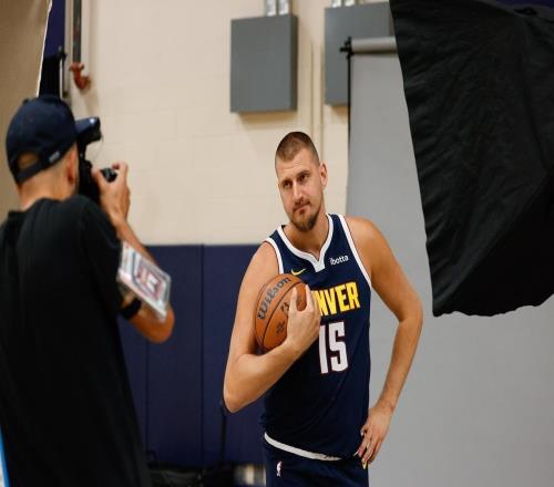 当家球星受伤倒下！西部彻底乱套，MVP悬念来了