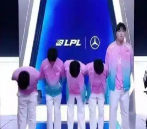 被爆16强后商K团建BLG冲上热搜第二，BLG超话粉丝：关你吊事啊，你出钱点的啊