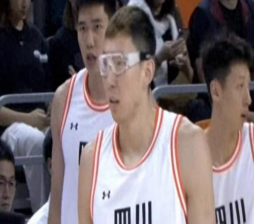 周琦33分胡金秋24分四川轻取北京，打进全运男篮四强