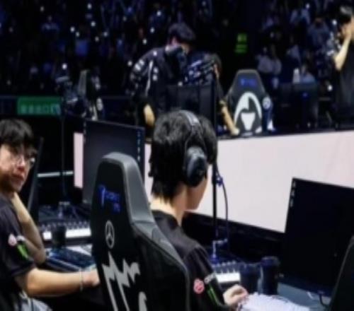 镜头语言！Ruler在抱头懊恼后转头“死亡凝视”Chovy