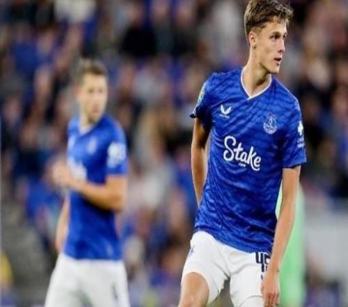 官方：埃弗顿召回外租至普雷斯顿的18岁中场阿姆斯特朗