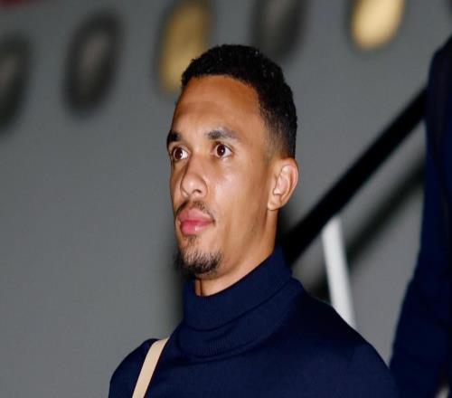 即将面对旧主，阿诺德晒抵达利物浦照片：回家了