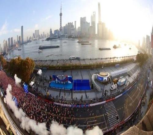 因为一场赛事爱上一座城市！2025上海马拉松启幕，龚正点亮赛道并为比赛鸣枪发令