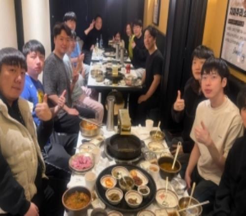 AL分享队员与Tarzan侄女聚餐合照：所有人！陷入宝宝魔法