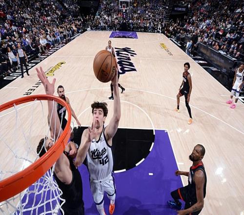 确实有点东西！国王内线新秀面对火箭又一次打出了全面的表现