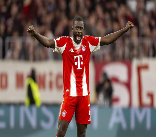 官方：于帕梅卡诺与拜仁续约至2030年