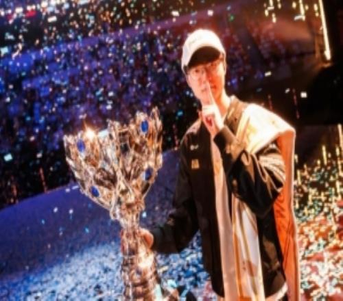 Faker更新社媒：与奖杯的合影