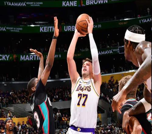 湖人连续两场胜灰熊！末节轰2916高潮逆转本季关键时刻12胜0负