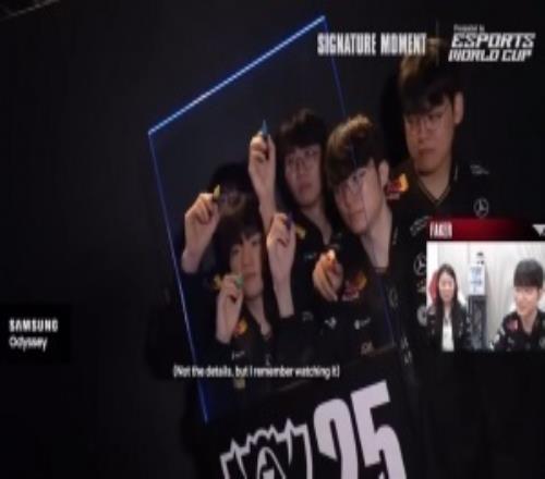 Faker：五个人像这样聚在一起签名空间非常拥挤后面三个大块头一直逼着我们弯腰驼背