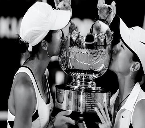 2006年，90岁的万里打网球赢了郑洁、晏紫，他说：你们只能输给我