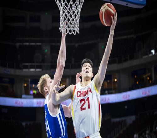 定海神针，胡金秋高效取15分6板，最后阶段抢到关键前场篮板