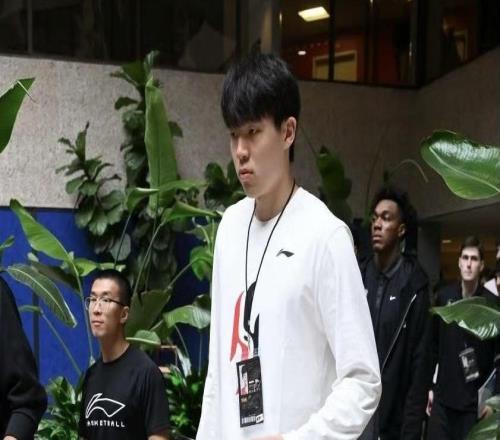 工作室晒照：杨瀚森抵达纽约，参加NBA新秀培训